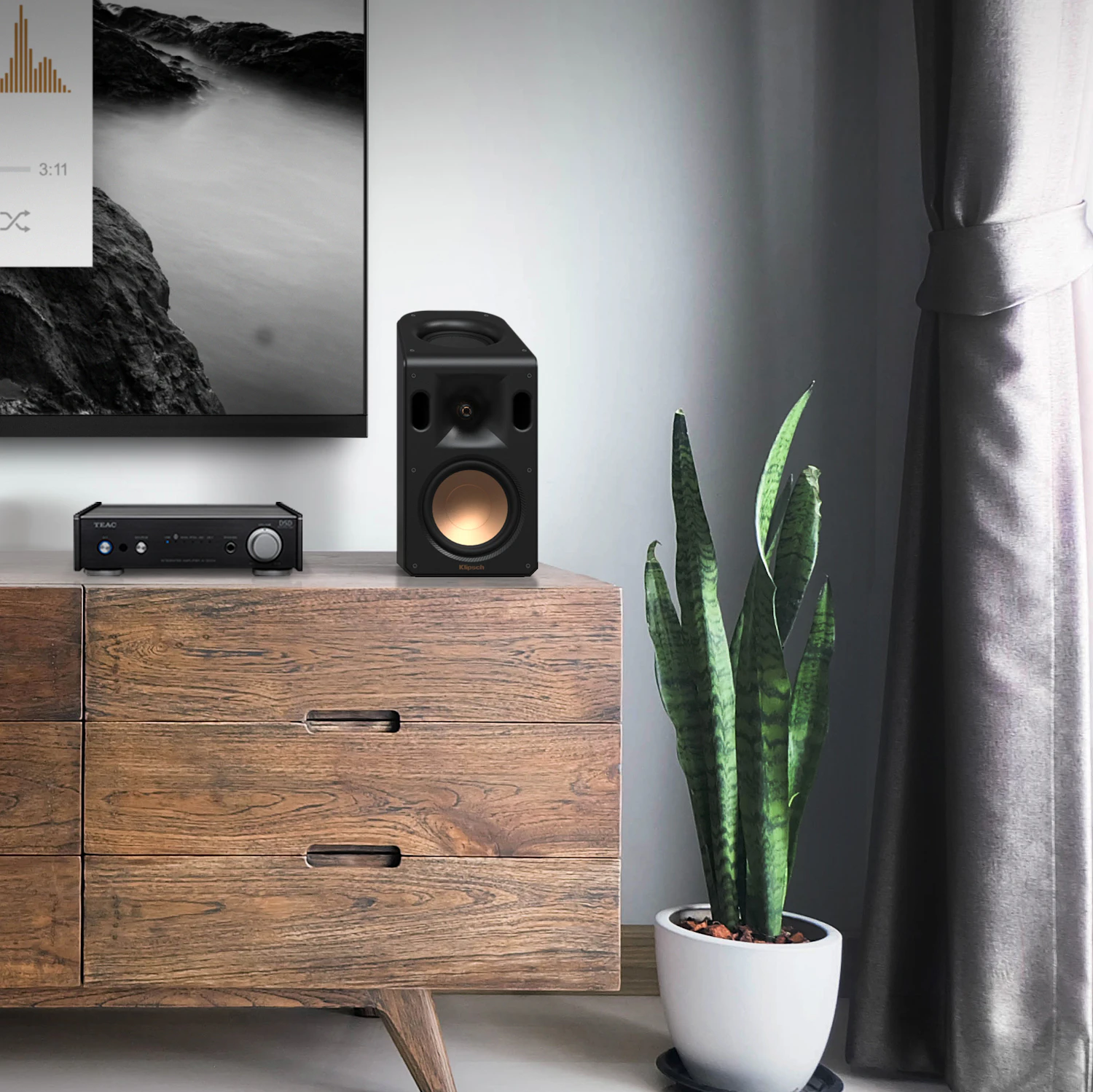 AI 301 DA X 放在 Klipsch 音箱旁的矮櫃上