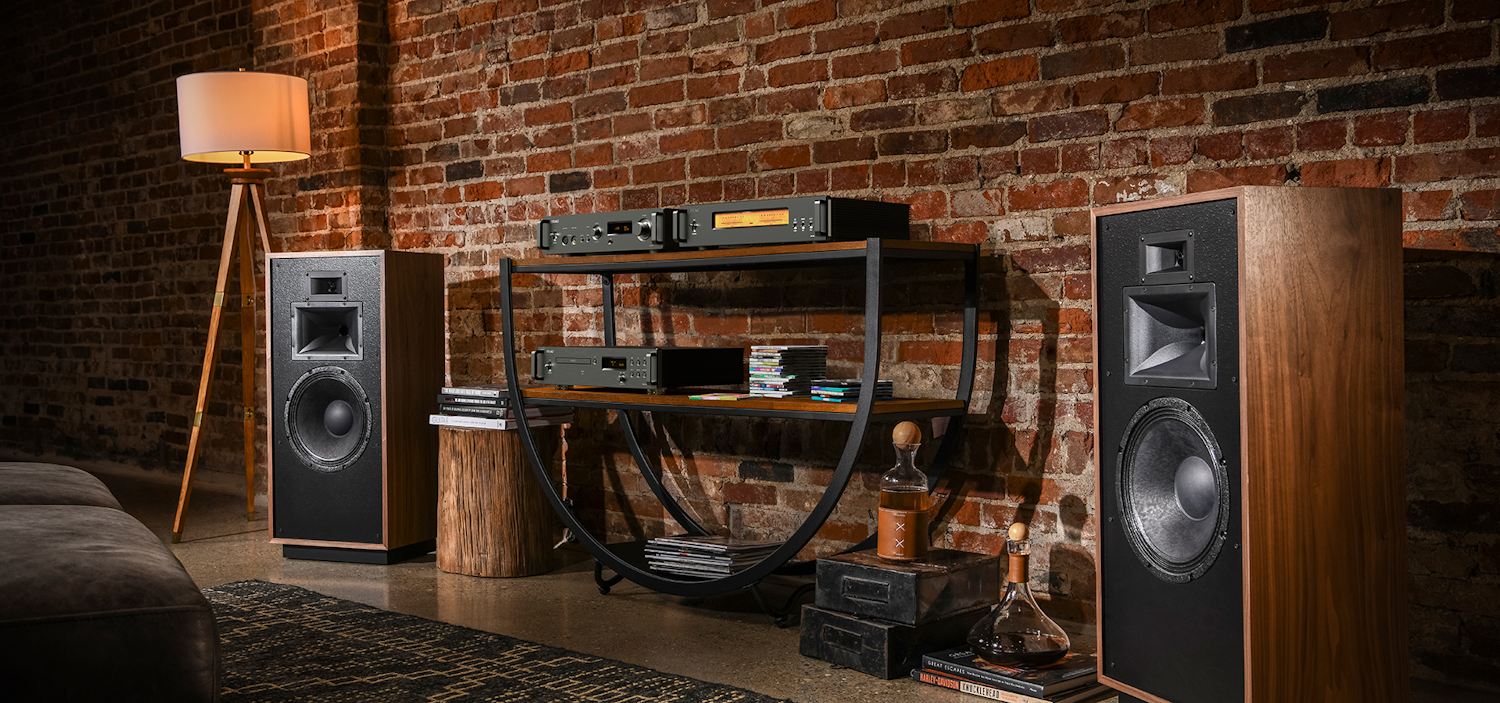 TEAC VRDS 701 T in Industrial Loft 1920x900